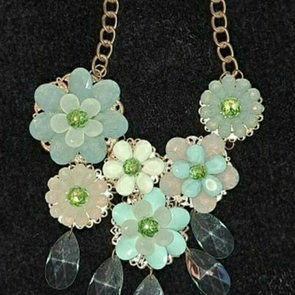 Hannah Jewelry Necklace with Earrings